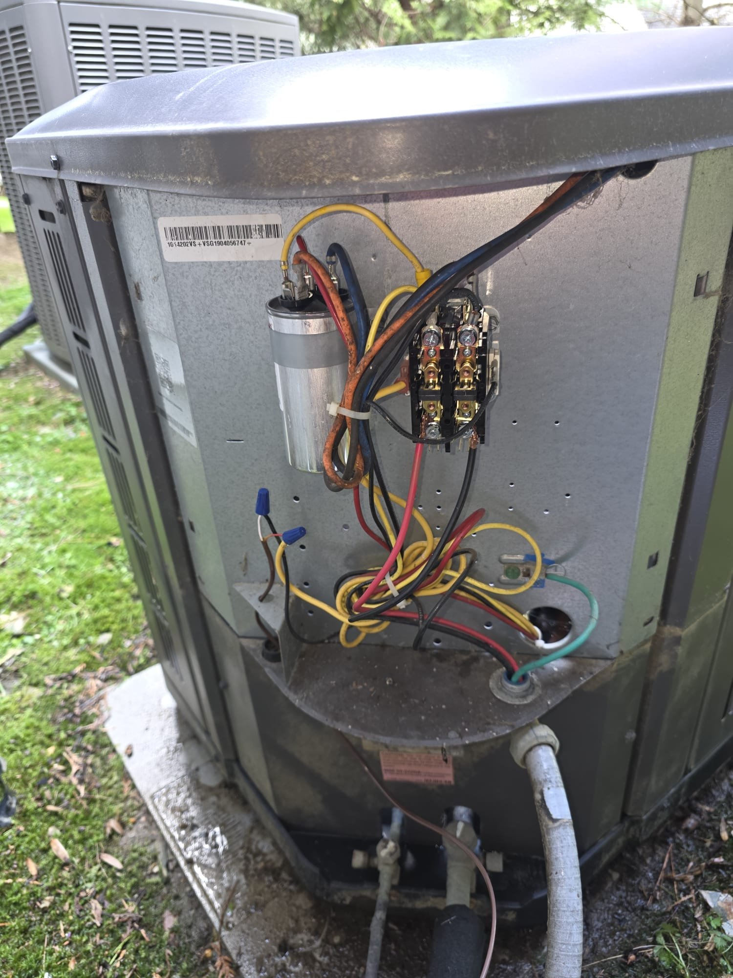 Condenser electrical compartment with capacitor and contactor