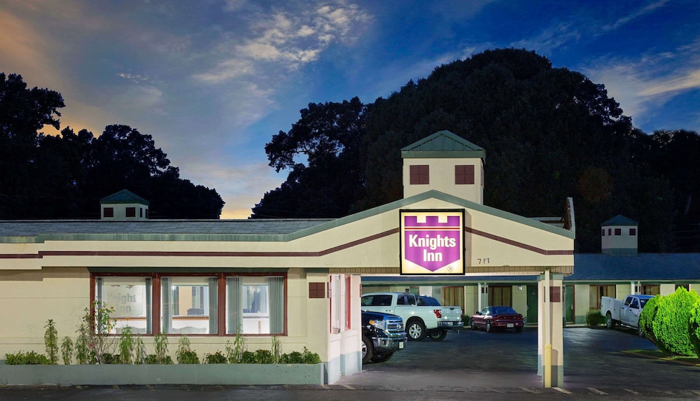 Knights Inn Motel Front
